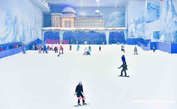 热雪奇迹入驻武汉 武商梦时代“空中滑雪场”开门迎客 