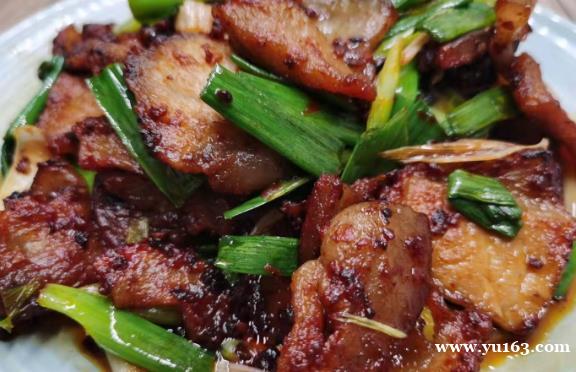 回锅肉怎么做才好吃  来看看传统的川菜做法，肥而不腻，真解馋 