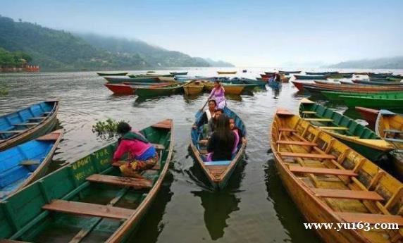 尼泊尔旅行游记：博卡拉费瓦湖是皇家度假胜地，湖光山色碧波荡漾 