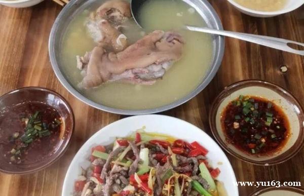 重庆没有出名的蹄花汤，比很多网红餐厅都好吃，只有当地的美食家才会来吃