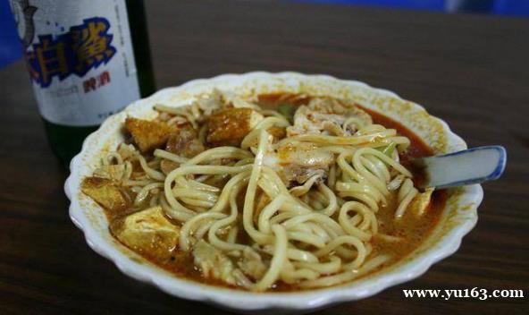 厦门旅游必吃的沙茶面，原来是一款“混血”网红面食 