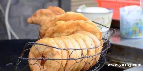 武汉有一种特色早餐，叫做“面窝”，外皮金黄酥脆，越嚼越香 