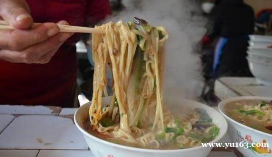 河南大妈小镇卖炝锅面，十块钱一碗，一天能卖300碗 