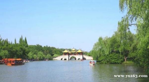 江南水乡的代表之一  湖中心建有一座七层的古塔  水面狭窄  湖岸弯曲 