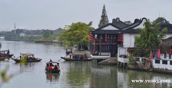 上海保存最完整的江南水乡古镇，位于青浦，依山傍湖，但不是金泽 