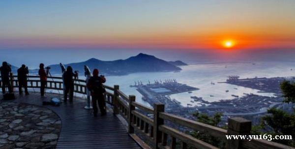 江苏连云港这座山峰，相传是孙悟空的老家，山上还有72处洞穴
