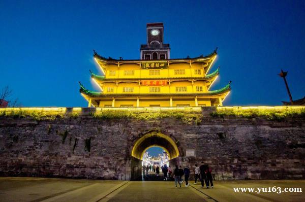 宁波鼓楼步行街  拥有千年历史  充满地域特色  游客逛街的首选地 