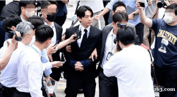 从天之骄子到人人喊打，他是因恋爱脑才变这样的