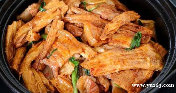 腐竹焖五花肉，竟然可以这么好吃！汁香味浓，汤汁拌饭也能吃三碗 