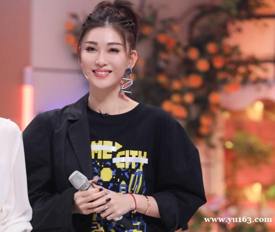 李彩桦疑似新恋情曝光，与男子路边亲密搂抱超有爱