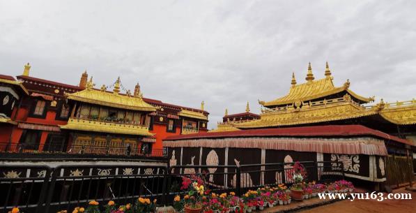西藏这个寺庙  可与布达拉宫相媲美  先有此寺  再有拉萨城 