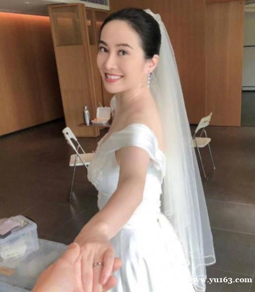 43岁叶璇官宣结婚，手戴超小钻戒与老公手牵手，小腹微凸被疑怀孕
