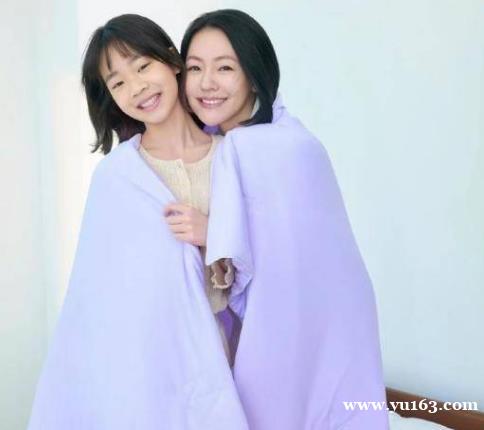 不理阿雅验毛发风波，小S带三女儿拍广告，打算玩清者自清这套