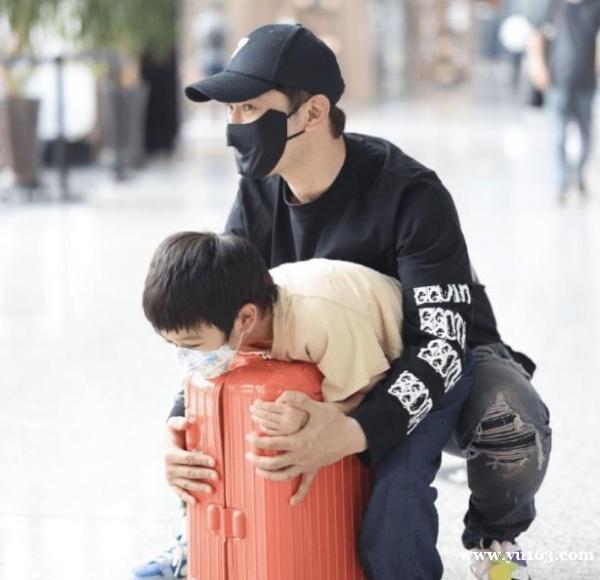 黄晓明带儿子出游  小海绵摔倒五官像妈妈  细节引网友吐槽baby 