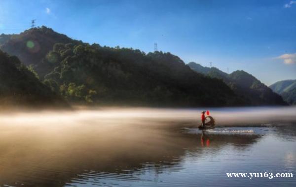 被誉为人间天上一湖水，万千景象在其中的湖泊，是5A级景区 