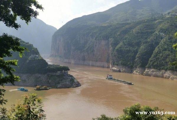 重庆峡谷景区，誉为“天下雄奇险峻之处”，以雄、奇、险、峻闻名 