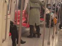 南京地铁警方回应“男子摸女子屁股被狂扇耳光”：正处理，将通报